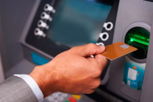 Retirar dinero con tarjeta: el fallo que podría costarte mucho más de lo esperado