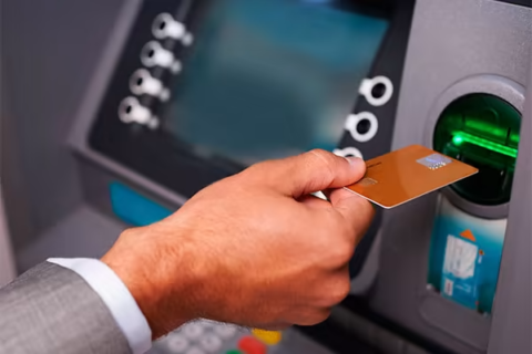 Retirar dinero con tarjeta: el fallo que podría costarte mucho más de lo esperado